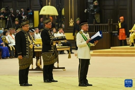  7月20日，馬來西亞總理安瓦爾（右）在吉隆坡出席最高元首登基儀式。新華社發(fā)（馬來西亞新聞局供圖）