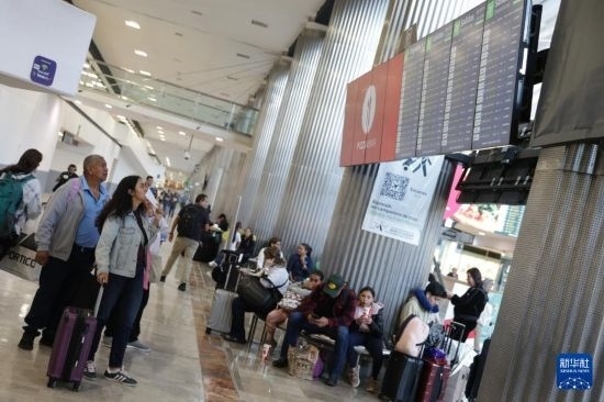 7月19日，在墨西哥首都墨西哥城的貝尼托·華雷斯國際機場，許多航班被延誤或取消，大量旅客在機場等待。新華社發(fā)（弗朗西斯科·卡涅多攝）