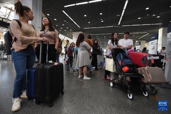 7月19日，受影響航班的旅客在巴西首都巴西利亞機場等待。新華社發(fā)（盧西奧·塔沃拉 攝）