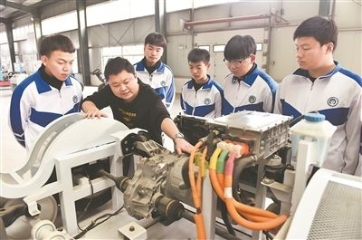 河北省威縣職業(yè)技術教育中心老師正在為學生講解電動汽車數(shù)字技術。新華社記者 朱旭東攝