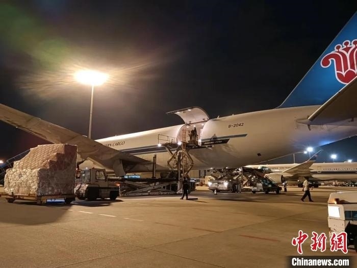 南航物流客機正裝運前往巴黎的跨境電商貨物。南方航空 供圖