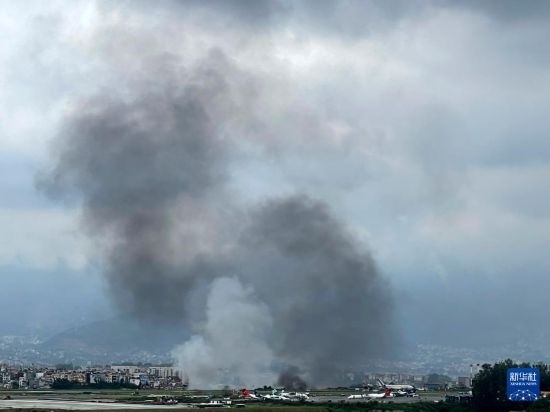 這是7月24日在尼泊爾加德滿都特里布萬機場拍攝的濃煙。目擊者說，一架飛機在尼泊爾加德滿都特里布萬機場墜毀。新華社/美聯(lián)