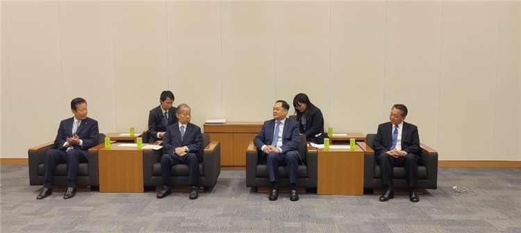 4月11日，楊萬(wàn)明會(huì)長(zhǎng)在東京會(huì)見(jiàn)日中友好議員聯(lián)盟會(huì)長(zhǎng)二階俊博（左二）。中國(guó)人民對(duì)外友好協(xié)會(huì)供圖