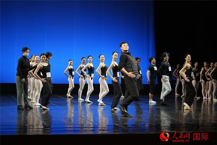 3月26日，松山芭蕾舞團(tuán)青年代表團(tuán)成員在中央芭蕾舞團(tuán)交流學(xué)習(xí)。人民網(wǎng)記者 張麗婭攝