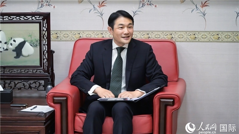 使館發(fā)言人畢海波公參介紹黨的二十屆三中全會(huì)情況并回答記者提問(wèn)。人民網(wǎng) 郭錦標(biāo)攝