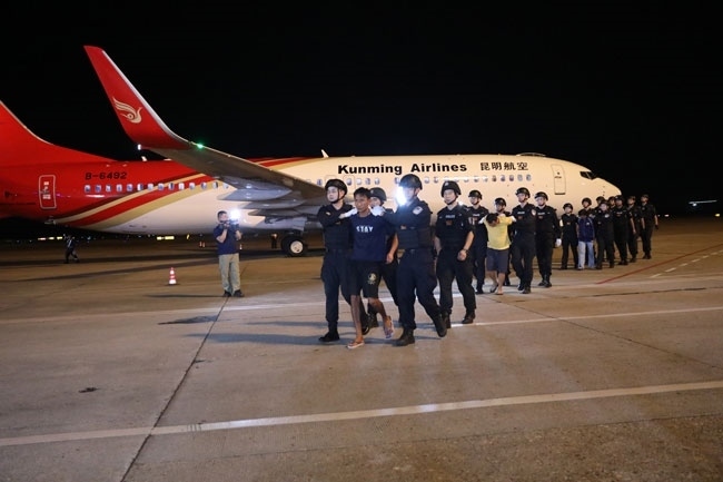 押解現(xiàn)場。公安部供圖