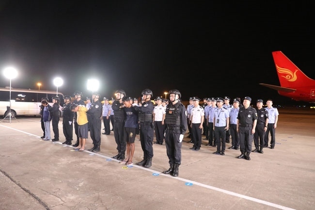 押解現(xiàn)場。公安部供圖