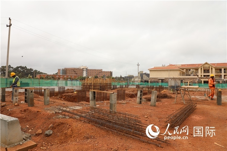 圖為孔子學院項目施工現(xiàn)場。人民網(wǎng)記者 沈小曉攝。