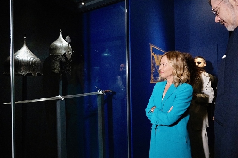 意大利總理梅洛尼參觀展覽“傳奇之旅：馬可·波羅與絲綢之路上的世界”。 (意大利總理府供圖)