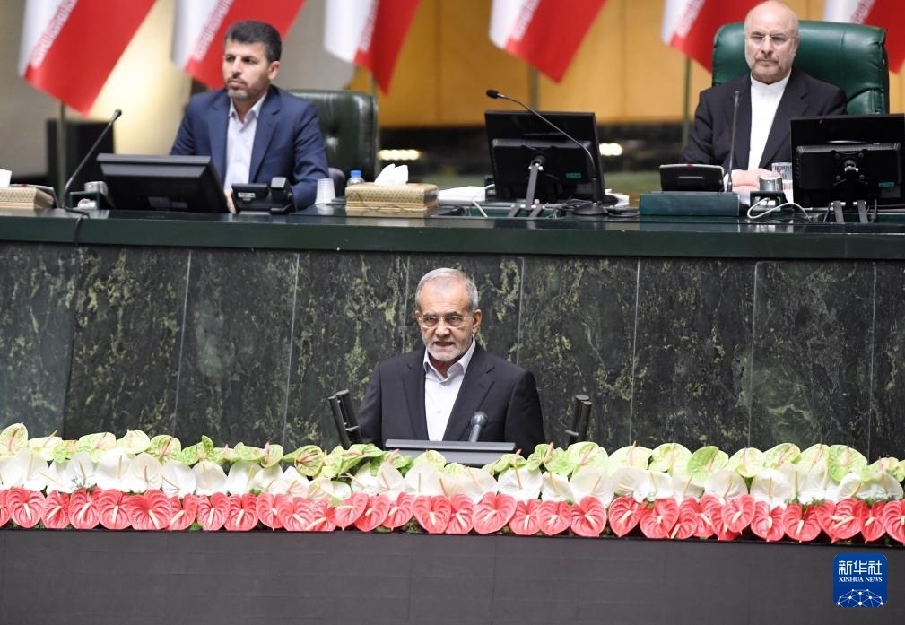 7月30日，佩澤希齊揚(yáng)（前）在伊朗德黑蘭的伊朗議會(huì)宣誓就任伊朗總統(tǒng)后發(fā)表就職演說。新華社記者 沙達(dá)提 攝