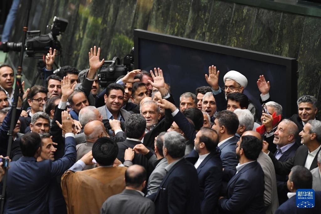 7月30日，在伊朗德黑蘭的伊朗議會(huì)，佩澤希齊揚(yáng)（中）離開總統(tǒng)就職典禮現(xiàn)場時(shí)揮手致意。新華社記者 沙達(dá)提 攝