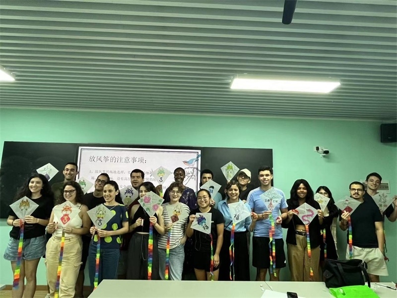 在中國和巴西共迎兩國建交50周年之際，巴西圣保羅州立大學(xué)孔子學(xué)院今年7月成功組織多批、近40名巴西青少年來華進(jìn)行短期訪問交流，圖為訪問團(tuán)成員參加文化體驗(yàn)活動。 巴西圣保羅州立大學(xué)孔子學(xué)院供圖