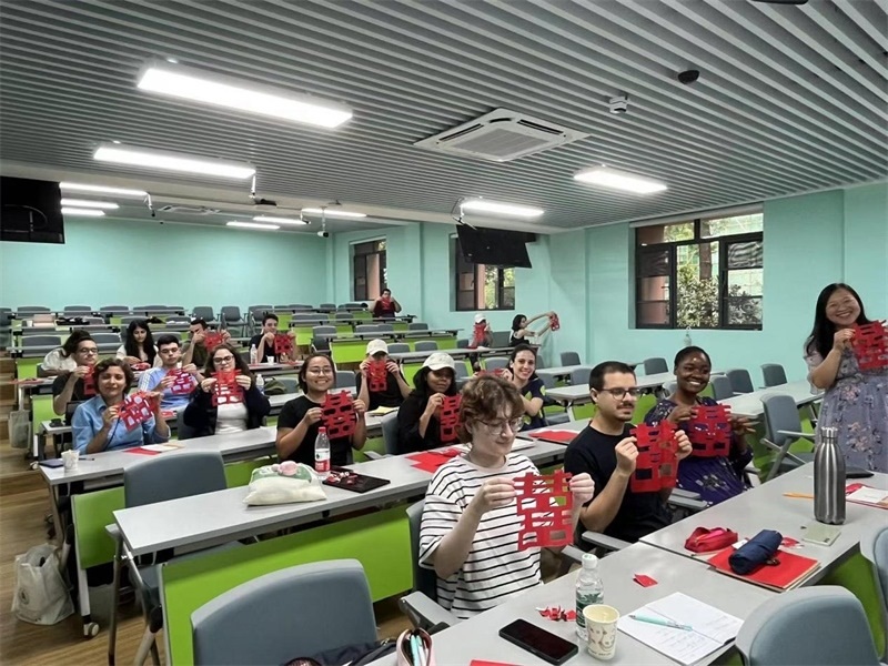 在中國和巴西共迎兩國建交50周年之際，巴西圣保羅州立大學(xué)孔子學(xué)院今年7月成功組織多批、近40名巴西青少年來華進(jìn)行短期訪問交流，圖為訪問團(tuán)成員參加文化體驗(yàn)活動。 巴西圣保羅州立大學(xué)孔子學(xué)院供圖