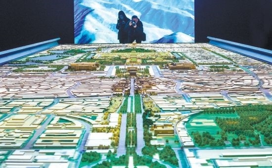 首都博物館“輝煌中軸”展廳內(nèi)，十六米長的中軸線沙盤，配以立體投影技術(shù)，展現(xiàn)北京中軸線之壯美。 本報記者 武亦彬攝