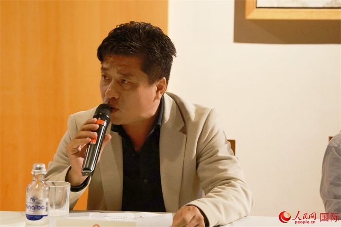 巴西中國浙江商會會長鄭俠茂在座談會上致辭。人民網(wǎng)記者 陳海琪攝