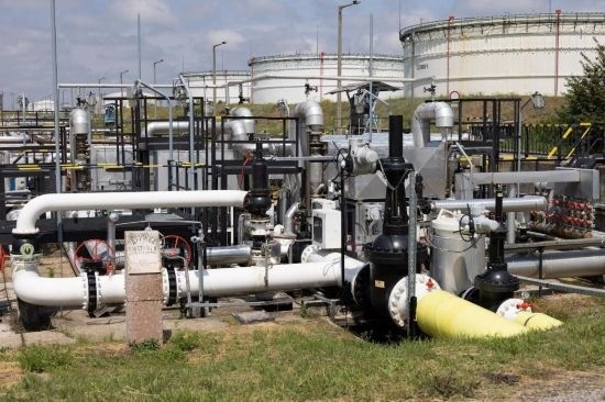 這是2022年5月24日在匈牙利薩茲豪隆包陶多瑙河煉油廠拍攝的連接匈牙利和俄羅斯的“友誼”輸油管道入口點。新華社發(fā)（弗爾季·奧蒂洛攝）