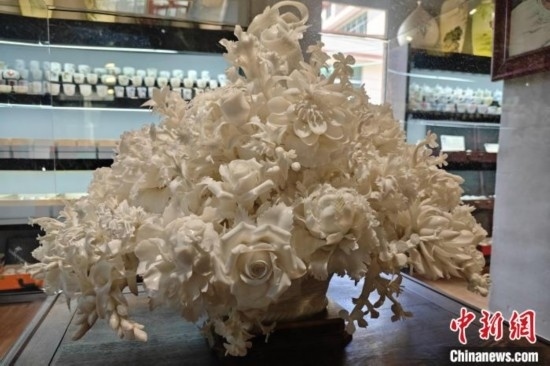 福建德化陶瓷以“白”見長，因白如雪、明如鏡、薄如紙、聲如磬、潤如玉而享譽(yù)世界。 吳冠標(biāo) 攝