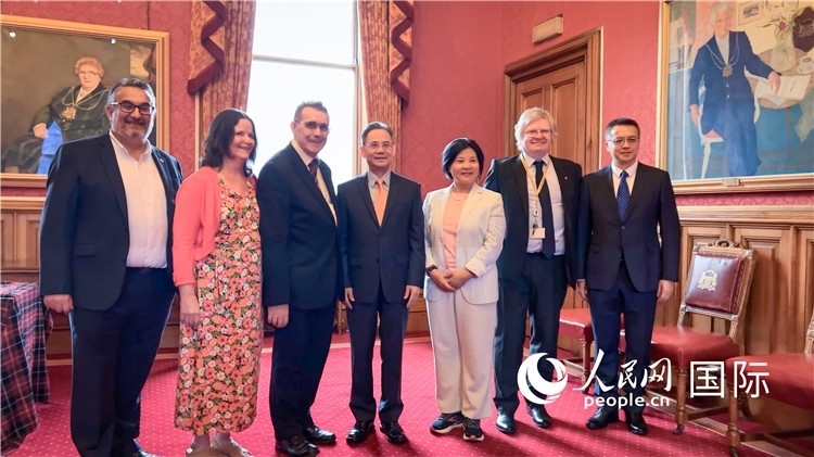 圖為阿伯丁市政廳會見現(xiàn)場。人民網(wǎng) 郭錦標攝