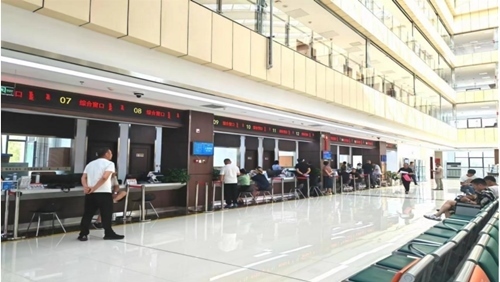 鄂托克旗政務(wù)服務(wù)中心“全科受理大綜窗”。 鄂托克旗政務(wù)服務(wù)與數(shù)據(jù)管理局供圖