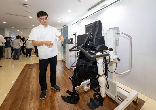 2024年5月24日，在位于上海市嘉定區(qū)的上海交通大學(xué)醫(yī)學(xué)院附屬瑞金醫(yī)院腫瘤質(zhì)子中心，工作人員介紹由瑞金醫(yī)院醫(yī)生和醫(yī)療公司共同研發(fā)的用于恢復(fù)患者下肢的醫(yī)療機器人。新華社記者 王翔 攝