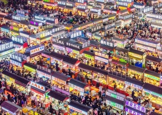 2024年4月21日，人們在河北省正定縣小商品夜市品嘗美食（無人機照片）。新華社發(fā)（武志偉 攝）