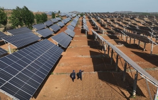 2024年4月16日，工人在河北省石家莊市靈壽縣譚莊鄉(xiāng)程家莊村的“農(nóng)光互補”光伏發(fā)電場巡查（無人機照片）。新華社記者 楊世堯 攝