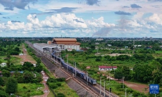 8月5日，由老撾籍火車司機獨立駕駛的滿載貨物的列車駛出萬象站，向中國昆明進發(fā)（無人機照片）。新華社發(fā)（楊永全 攝）