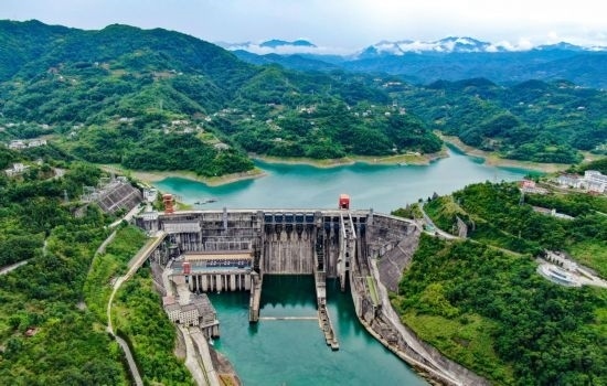 這是陜西安康水電站大壩（2024年6月21日攝，無人機照片）。新華社記者 蔡湘鑫 攝