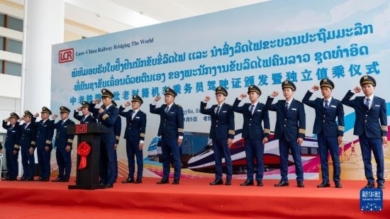 8月5日，在中老鐵路萬象站，中老鐵路首批14名老撾籍火車司機進行宣誓。新華社發(fā)（凱喬 攝）