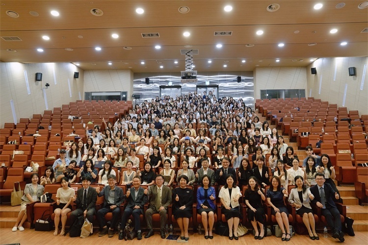 8月5日，第十一屆在韓國際中文教育志愿者崗中培訓(xùn)舉行開班儀式。圖為活動現(xiàn)場合影。 教育部中外語言交流合作中心供圖