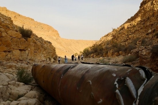 這是4月28日在以色列南部城市阿拉達(dá)附近拍攝的伊朗導(dǎo)彈殘骸。新華社發(fā)（賈馬爾·阿瓦德攝）