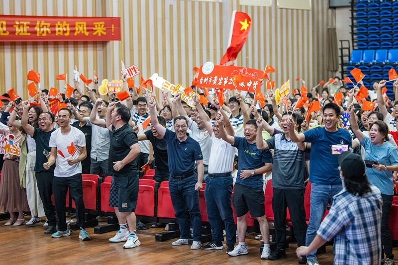 北京時間7月27日，2024年巴黎奧運(yùn)會首個比賽日，在射擊10米氣步槍混合團(tuán)體比賽中，中國選手黃雨婷/盛李豪獲得金牌。圖為黃雨婷的母校師生們通過收看奧運(yùn)直播的方式為她加油助威。