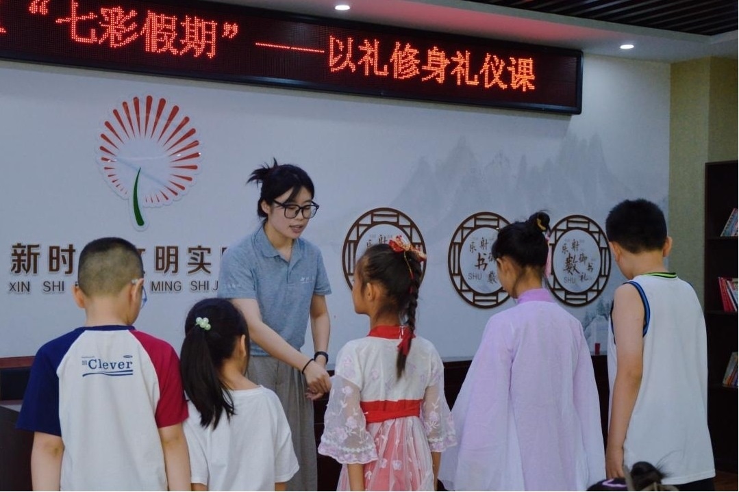 曲阜市小雪街道如意社區(qū)新時(shí)代文明實(shí)踐站以禮修身禮儀課。謝婉瑩 攝