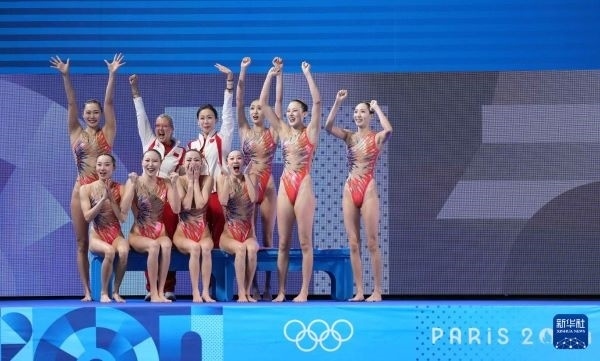 北京時間8月8日凌晨，巴黎奧運會花樣游泳集體項目的最后一項比賽集體技巧自選在巴黎奧林匹克水上運動中心舉行。中國隊奪得花樣游泳集體項目金牌。圖為中國隊在比賽后慶祝奪冠。新華社記者 薛宇舸 攝