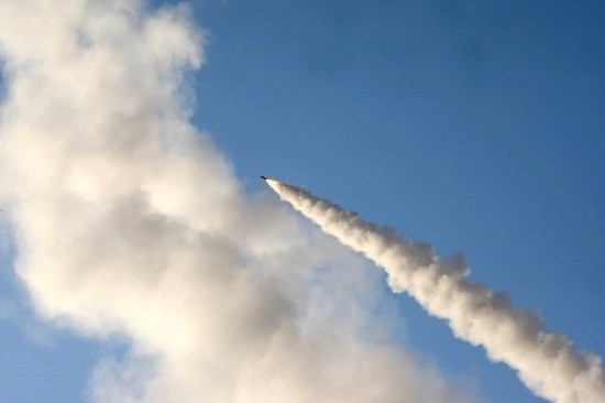 這張2011年6月28日在伊朗中部城市庫姆附近拍攝的照片顯示，一枚導彈在“偉大先知６”軍事演習中發(fā)射升空。新華社發(fā)