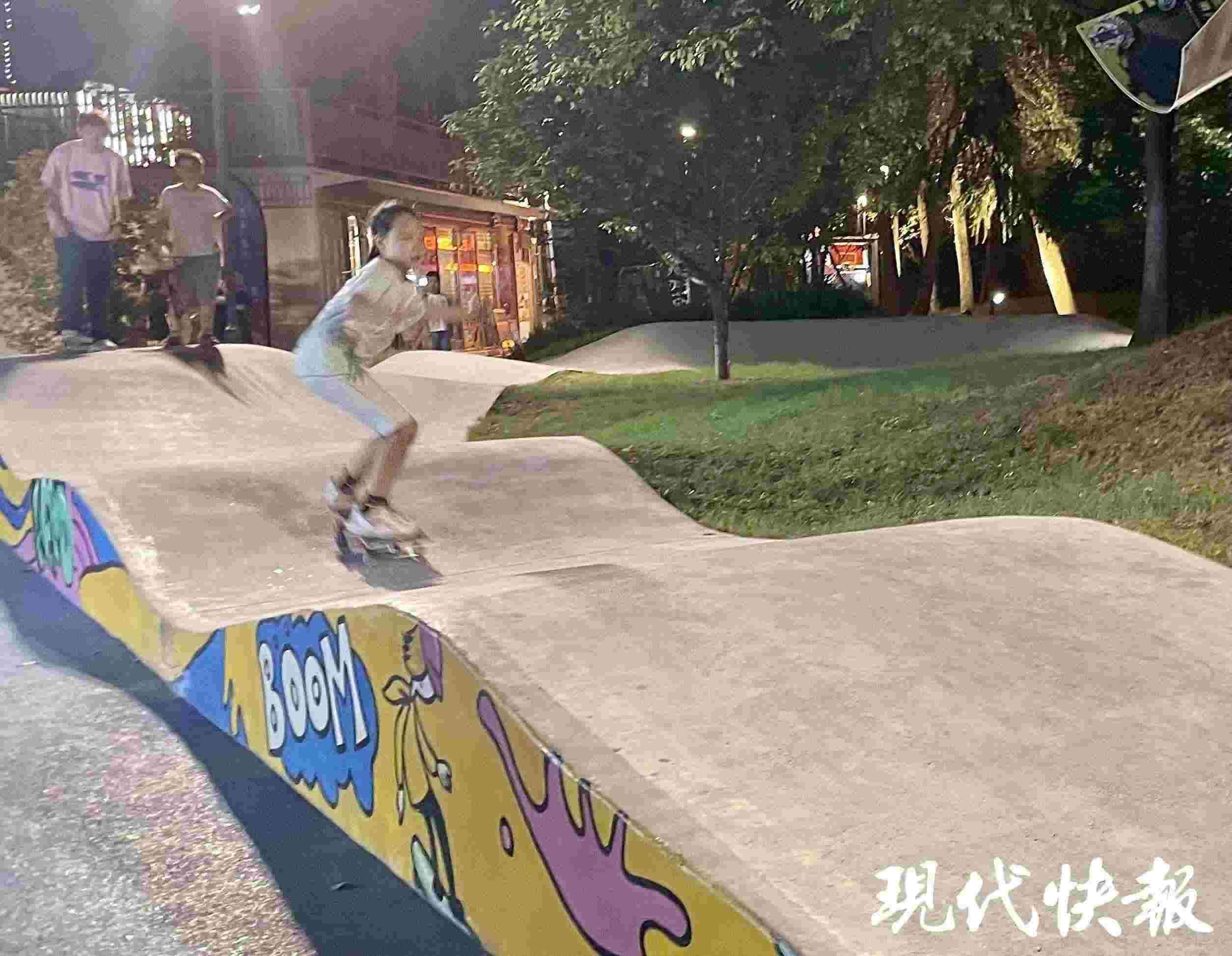 南京西城·夜未央的滑板場地上，一群青少年正在玩滑板