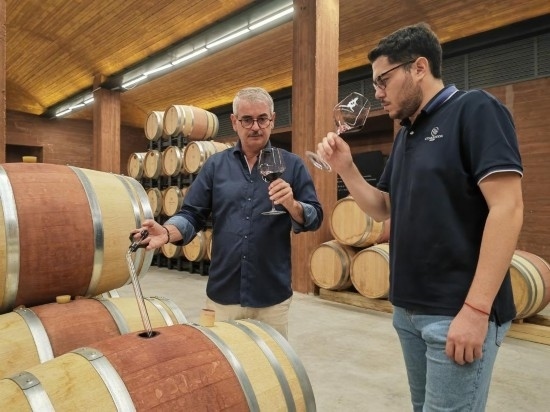  8月7日，尼古拉·格里馬（左）與同事在酒窖中。新華社記者 劉海 攝