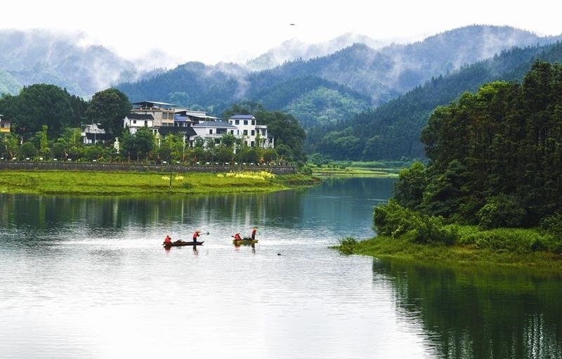 2024年6月5日，志愿者在湖南常寧市洋泉水庫清理水面漂浮物。