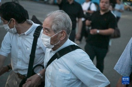 8月12日晚，侵華日軍第七三一部隊(duì)（簡(jiǎn)稱“731部隊(duì)”）“少年隊(duì)”原隊(duì)員清水英男，乘機(jī)抵達(dá)哈爾濱。新華社記者 王松 攝