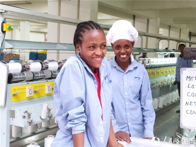 無錫金茂埃塞面料廠車間的當(dāng)?shù)嘏?。人民網(wǎng)記者黃培昭攝