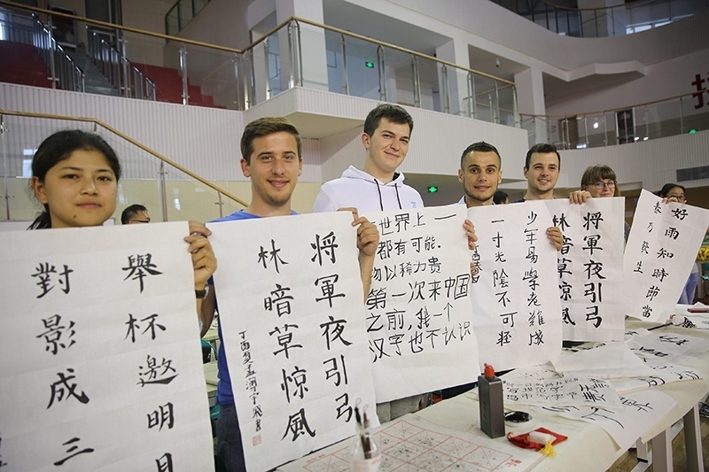 2017年6月5日，來(lái)自青島大學(xué)和中國(guó)石油大學(xué)（華東）的外國(guó)留學(xué)生在展示現(xiàn)場(chǎng)完成的書(shū)法作品。
