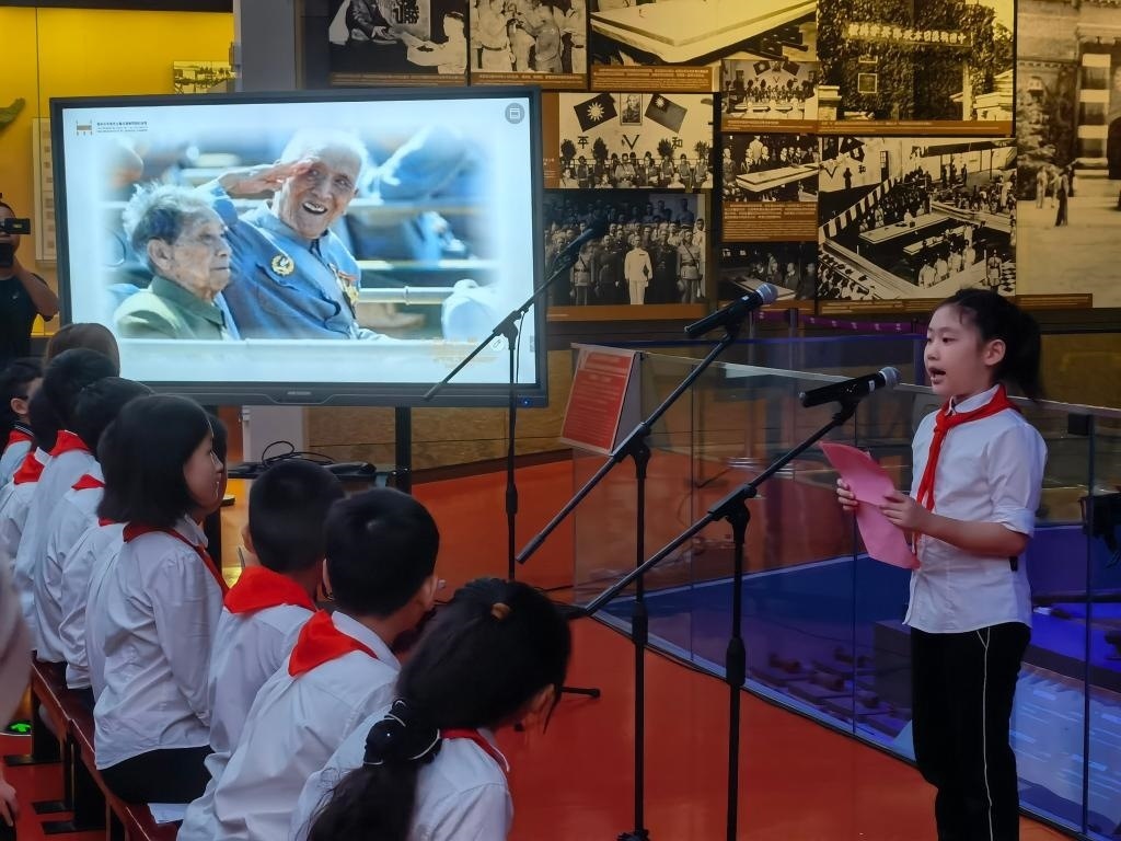 南京市科睿小學(xué)二年級(jí)學(xué)生章若初為大家講述抗戰(zhàn)老兵手印的故事。 新華社記者 邱冰清 攝