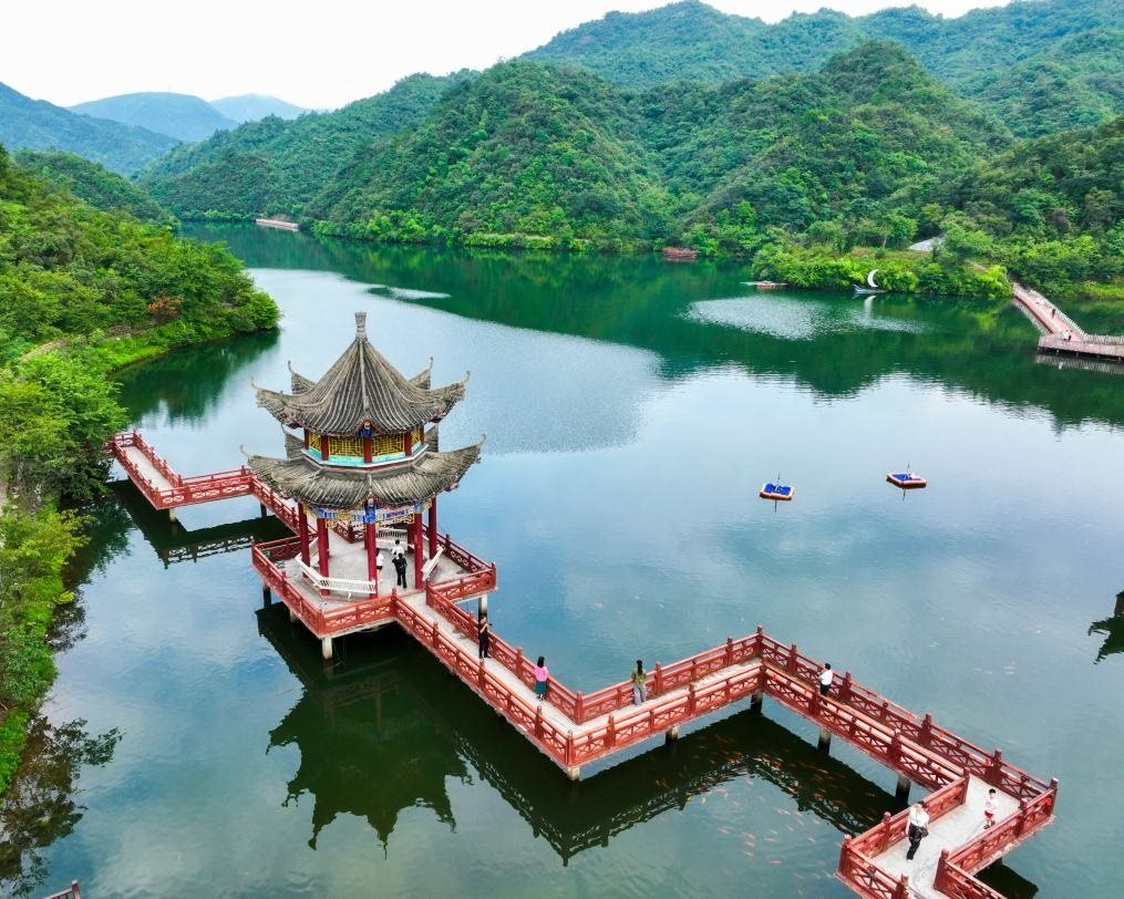 2024年8月11日，游客在湖南省雙牌縣陽明山國家森林公園萬和湖休閑游玩。新華社發(fā)（周秀魚春攝）