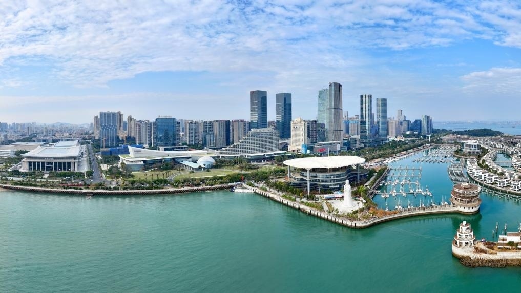2024年1月24日拍攝的廈門國際會(huì)議中心、環(huán)島路一帶濱海城市景觀。新華社記者姜克紅攝