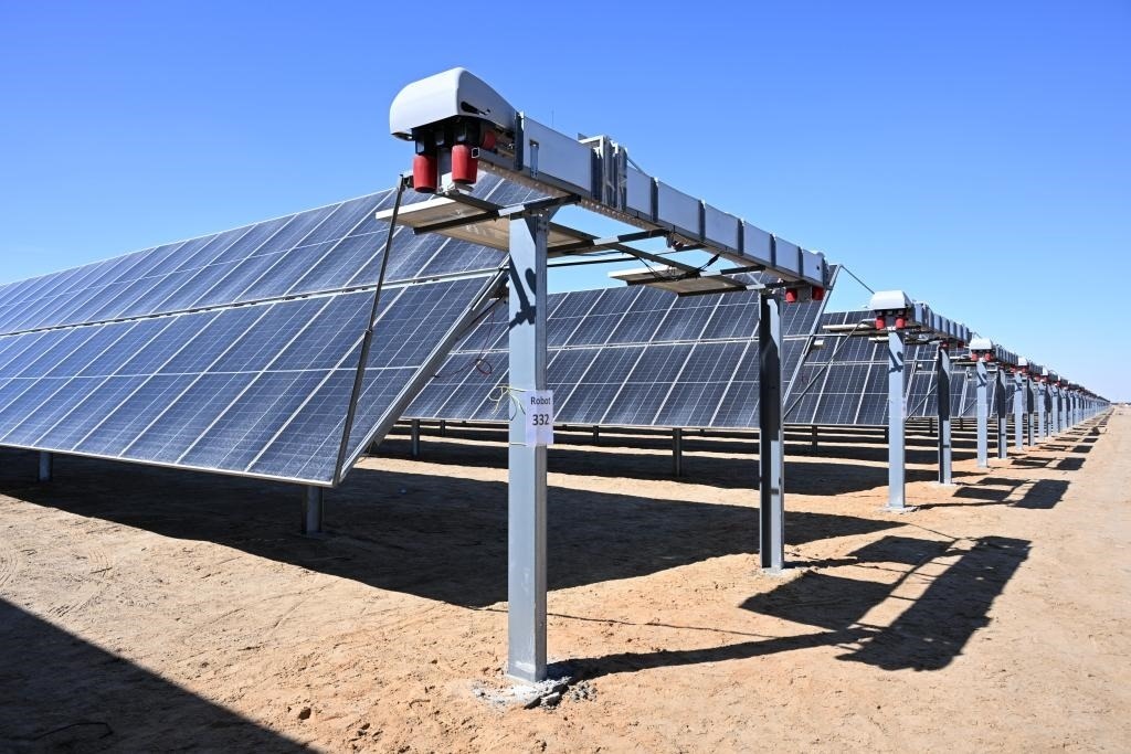 這是2023年3月18日在位于阿聯(lián)酋阿布扎比南部的艾爾達(dá)芙拉光伏電站拍攝的光伏板。新華社發(fā)（中國機(jī)械設(shè)備工程股份有限公司阿布扎比分公司供圖）