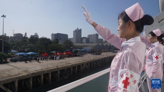 當(dāng)?shù)貢r(shí)間8月16日上午10時(shí)許，執(zhí)行“和諧使命-2024”任務(wù)的中國(guó)海軍“和平方舟”號(hào)醫(yī)院船圓滿結(jié)束對(duì)莫桑比克的訪問(wèn)，駛離馬普托港，前往本次任務(wù)第五站南非。新華社發(fā)（曹春耀 攝）