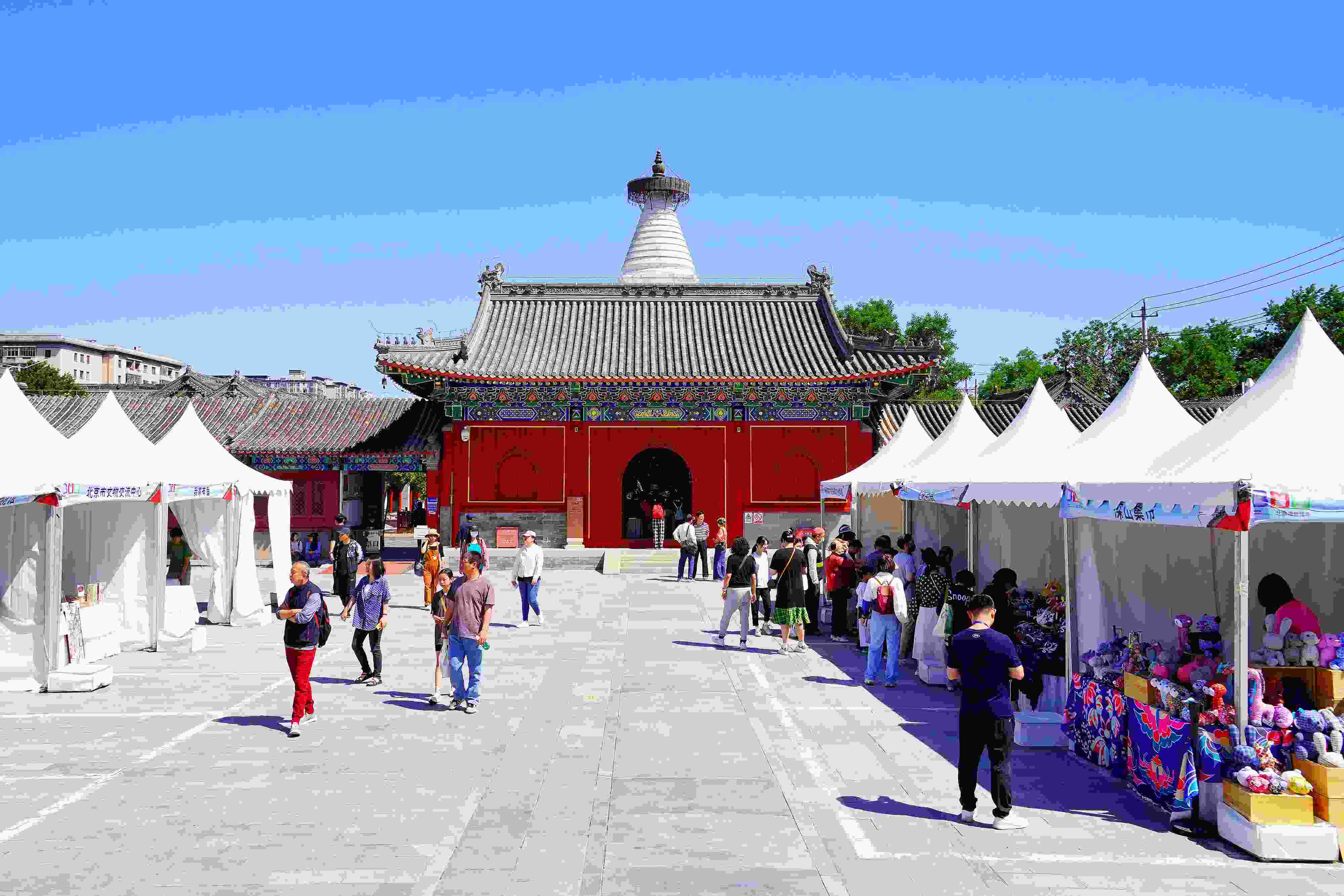 2024年5月，“北京白塔文化市集”在已有700余年歷史的妙應(yīng)寺白塔下舉行。
