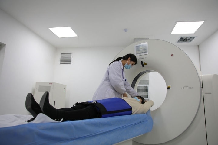 2023年3月2日，安徽省合肥市包河區(qū)煙墩街道社區(qū)衛(wèi)生服務(wù)中心的醫(yī)護人員為患者進行CT檢查。 新華社記者 曹力 攝