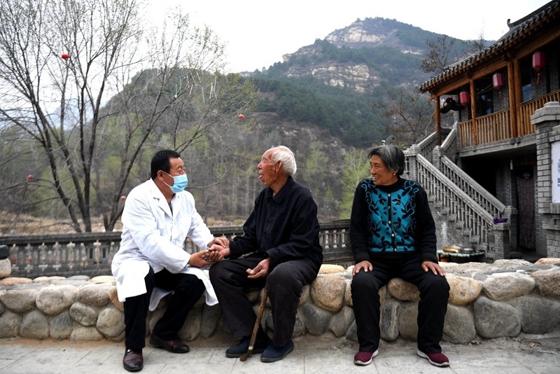 2020年4月15日，在河北阜平縣龍泉關(guān)鎮(zhèn)駱駝灣村，村醫(yī)霍建國為村民把脈。