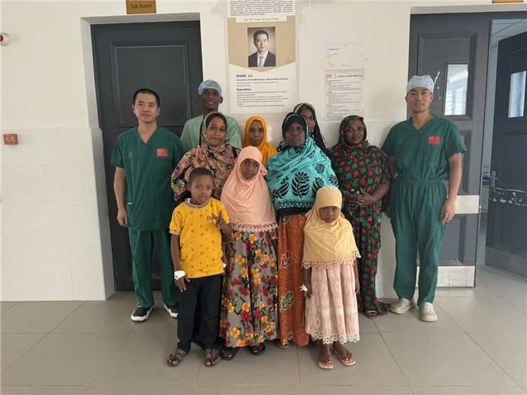 李廣（右一）和王林醫(yī)生與部分患者合影。中國(guó)援桑醫(yī)療隊(duì)供圖